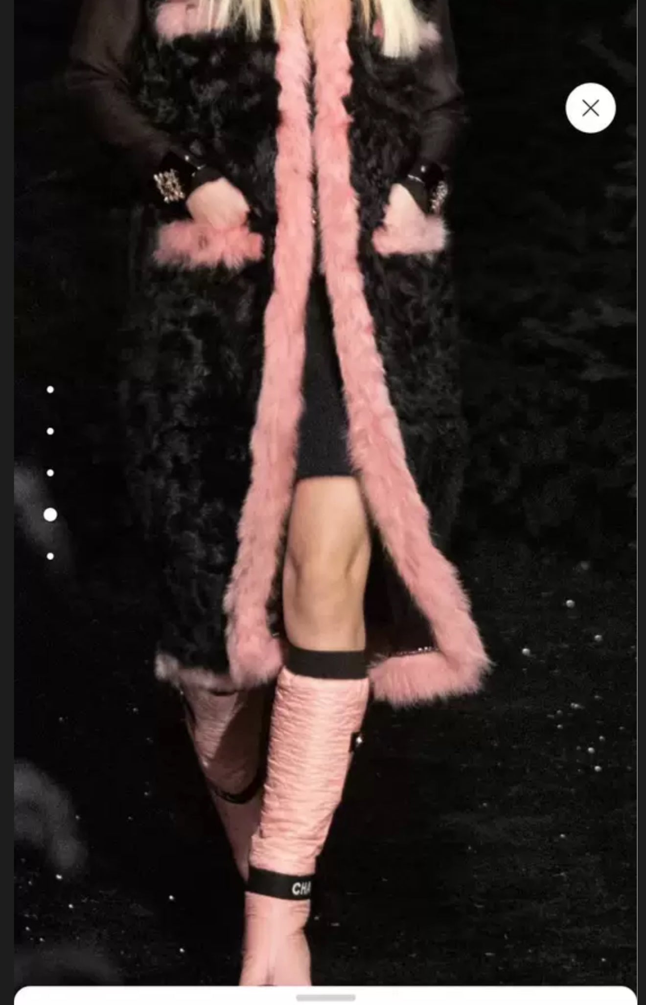 Chanel 21k black & pink fur vest size 38