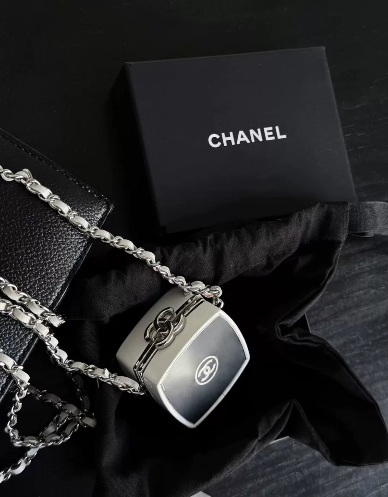 Chanel 21K white mini box necklace – Wararni.com