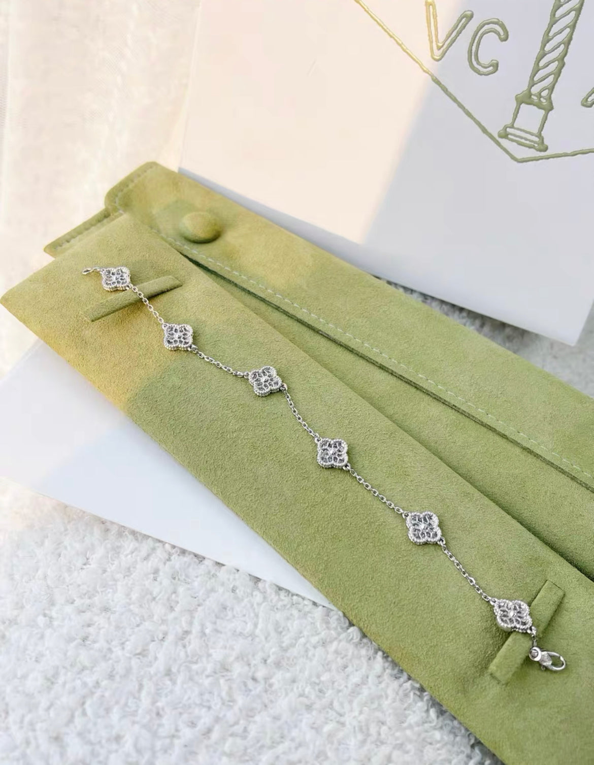 VCA Van Cleef
Arpels Sweet Alhambra bracelet, 6 motifs
18K white gold, Diamond