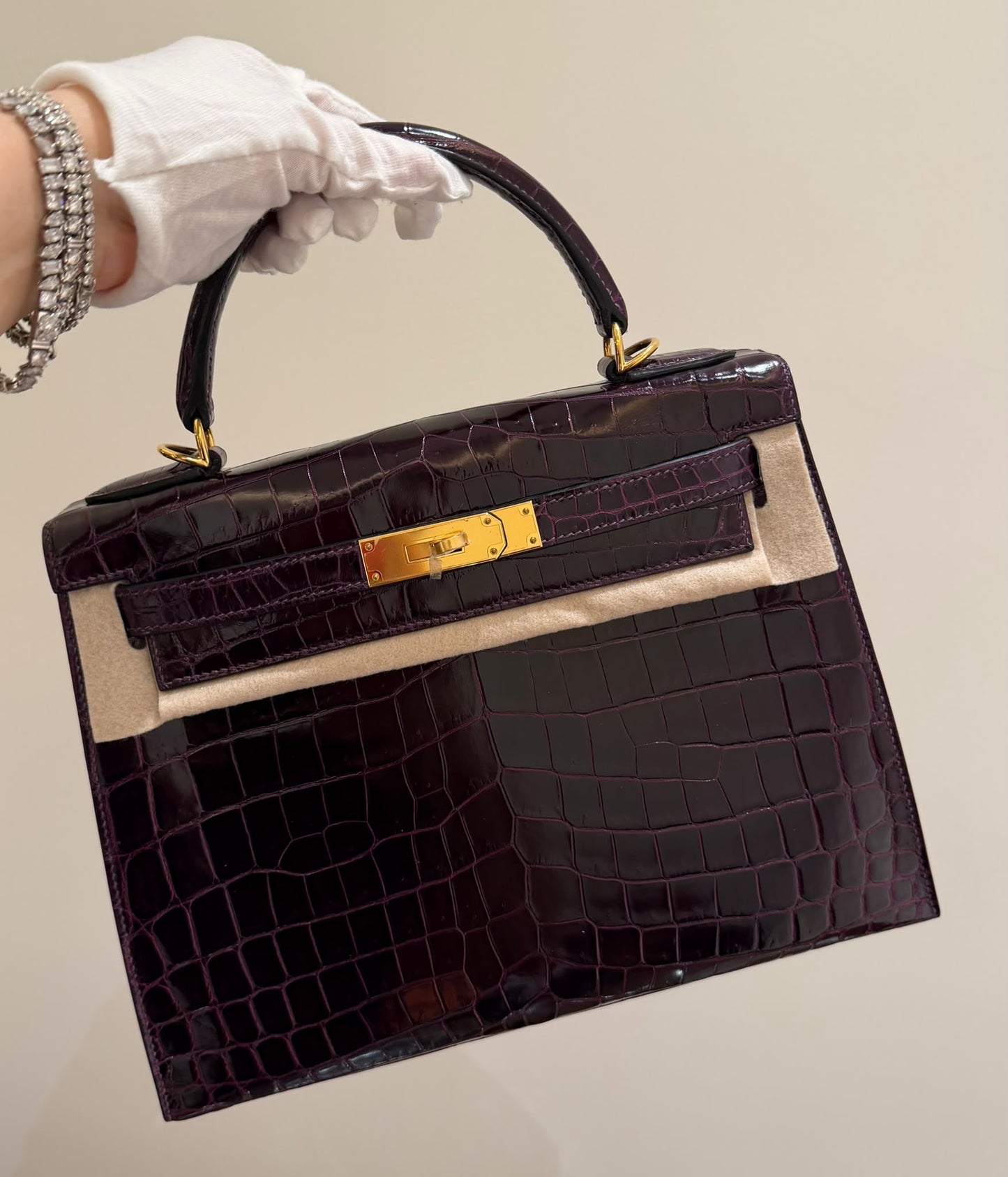 Hermes Kelly 28 aubergine shiny niloticus crocodile leather gold hardware