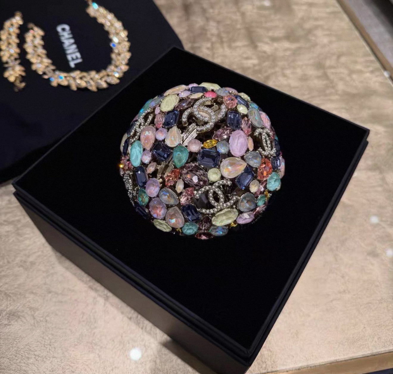 CHANEL - ちびたま Chanel 26C SPHERE MINAUDIERE Strass, Imitation Pearls & Gold-Tone