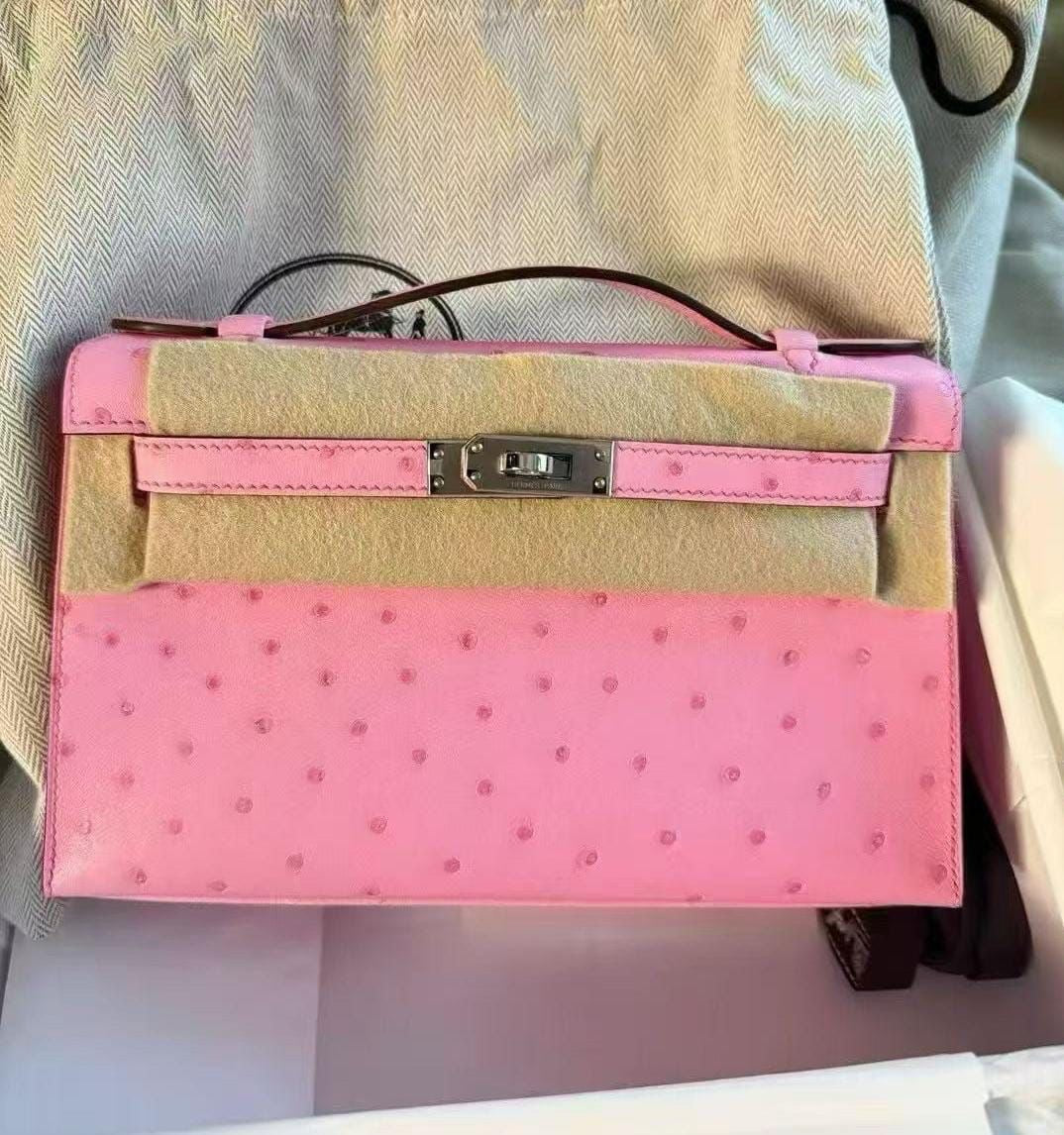 Hermès Kelly Pochette Bubblegum Ostrich leather palladium hardware