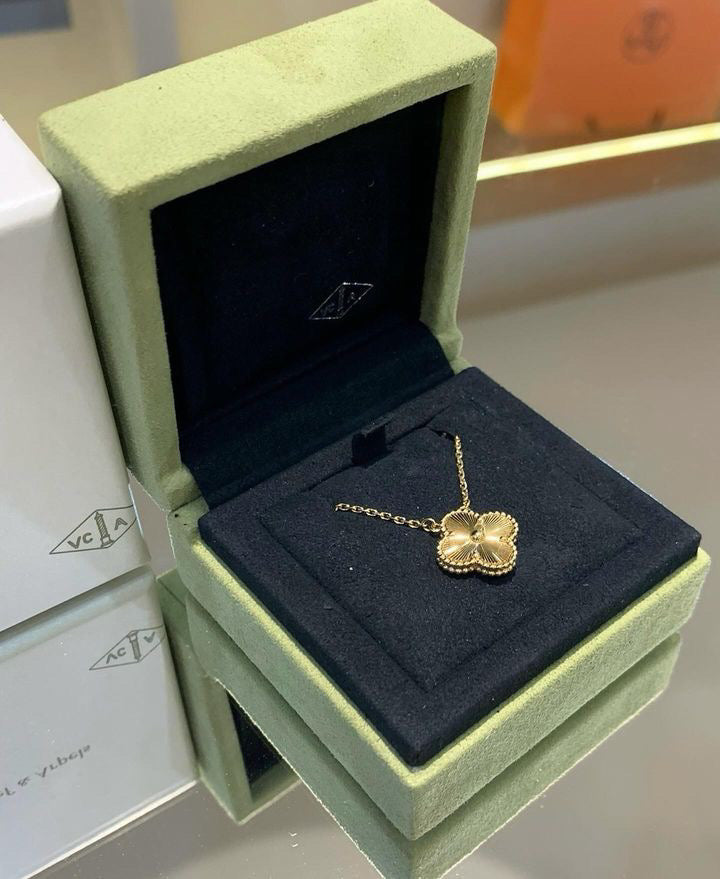 Van Cleef
Arpels Vintage Alhambra Pendant in 18k yellow gold