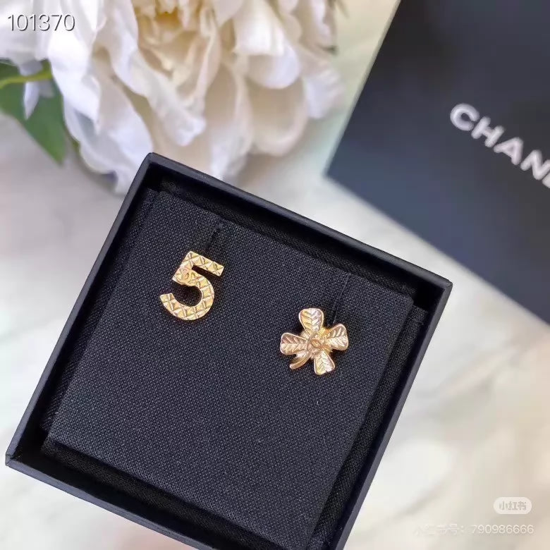 Chanel clucky charm n5 gold stud earrings
