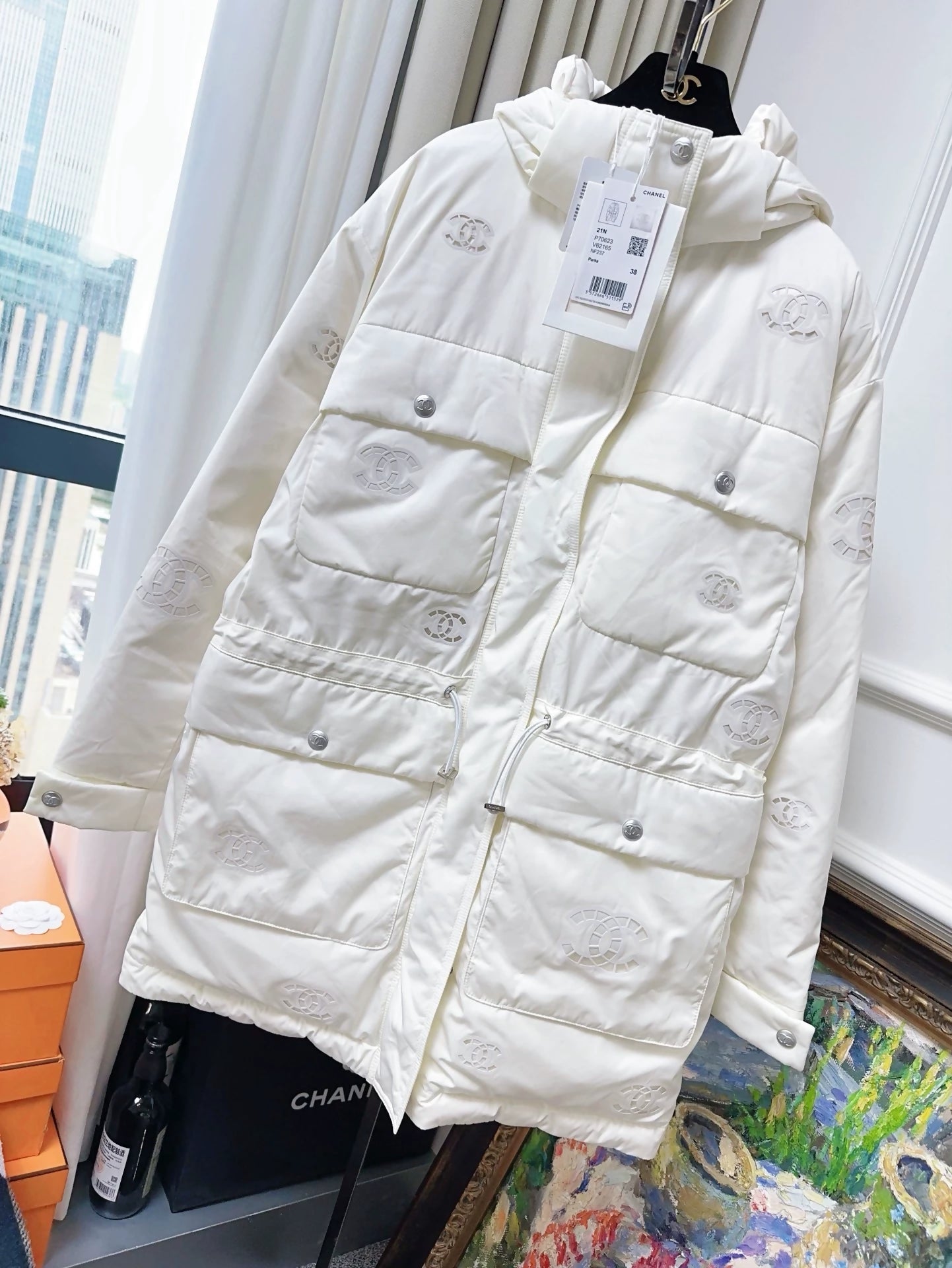 CHANEL グレー・ホワイト ダウンジャケット CHANEL（シャネル） ダウン ジャケット CHANEL 59万 ライトグレー