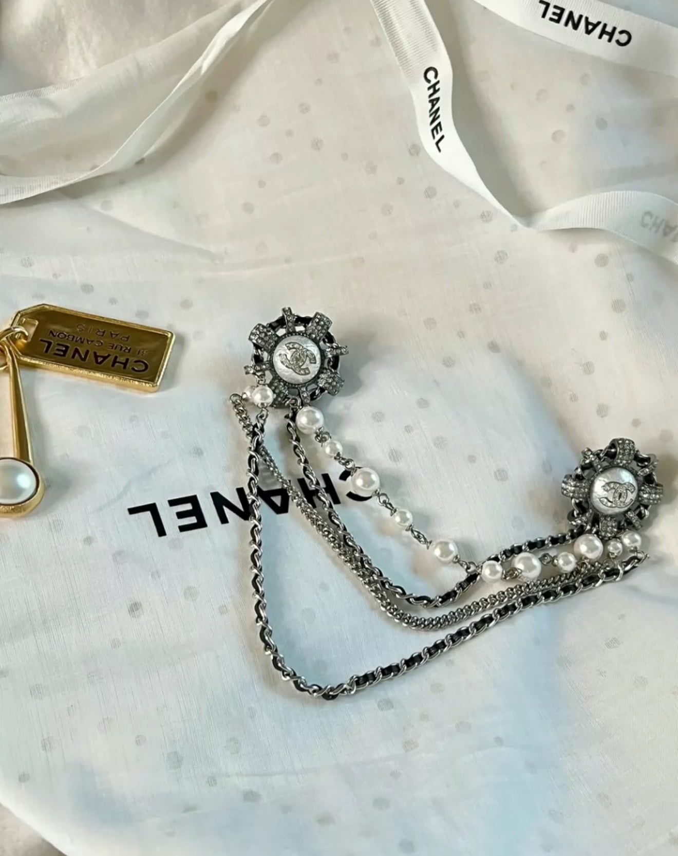Chanel 21A Double chain brooch