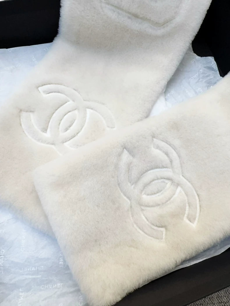 Chanel 24n Coco Neige Ski off-white scarf