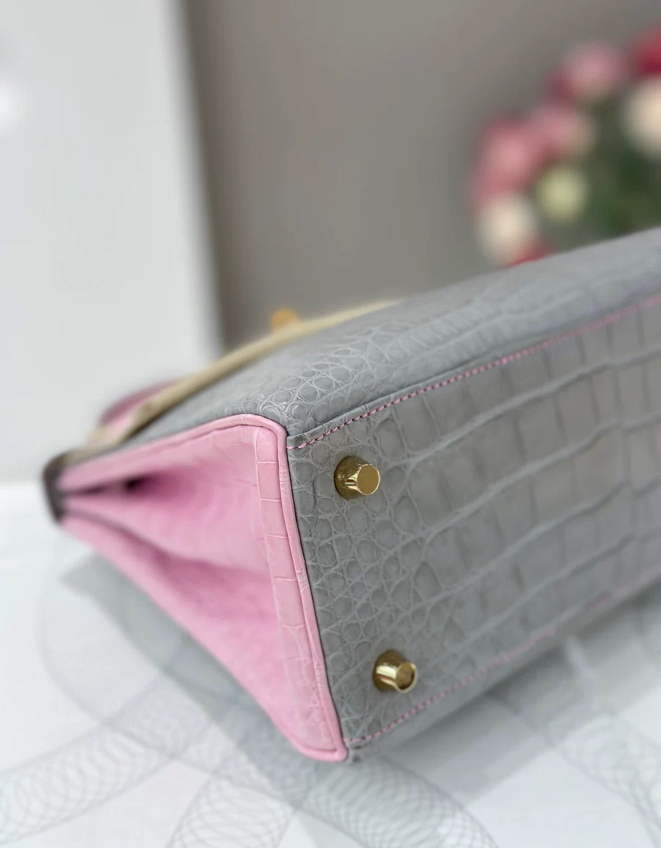 Hermès Kelly 25 5P Bubblegum & Pearl Gray Matte alligator Leather Gold Hardware