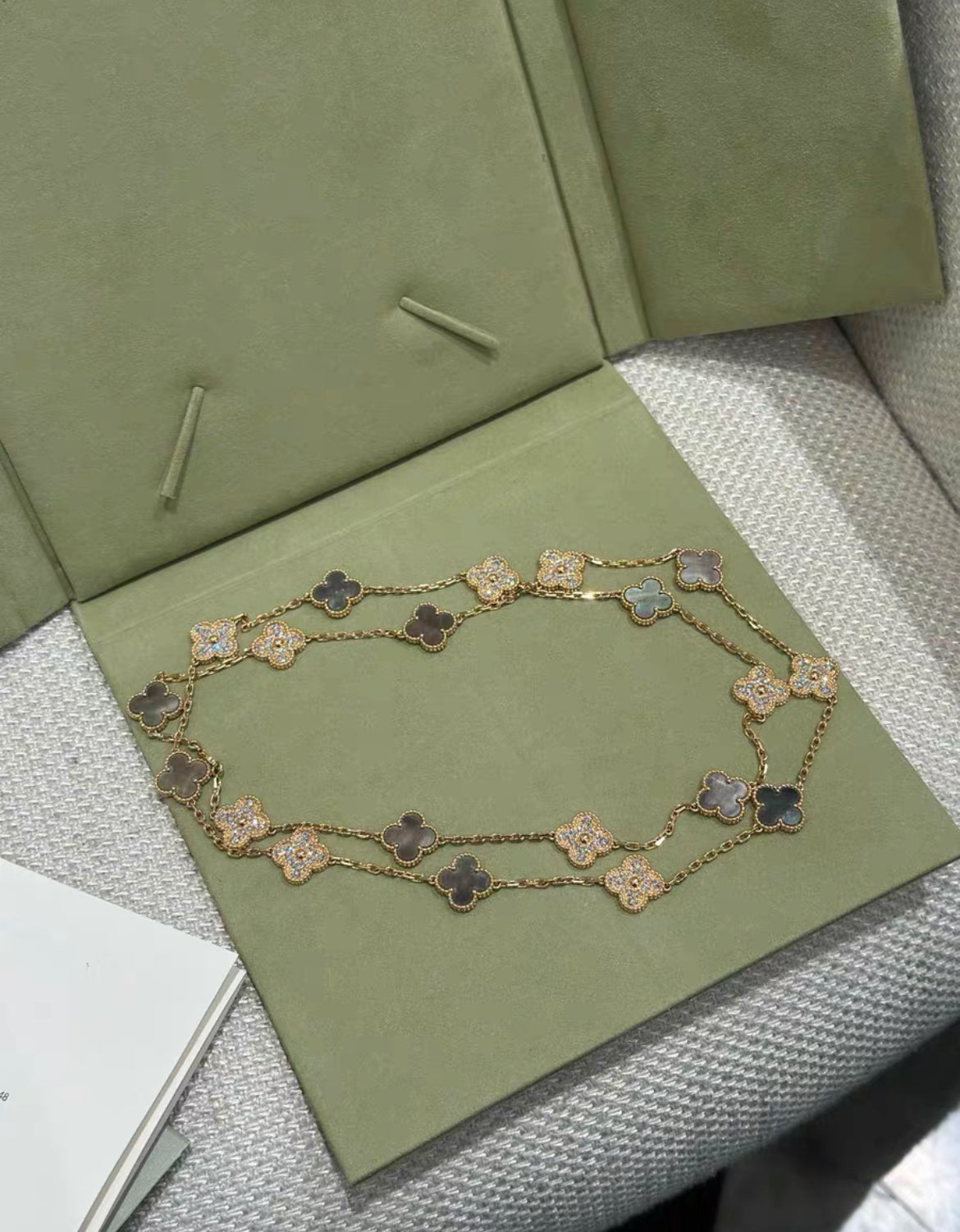 Van Cleef
Arpels Vintage Alhambra long necklace, 20 motifs 18K rose gold, Diamond, Gray Mother-of-pearl