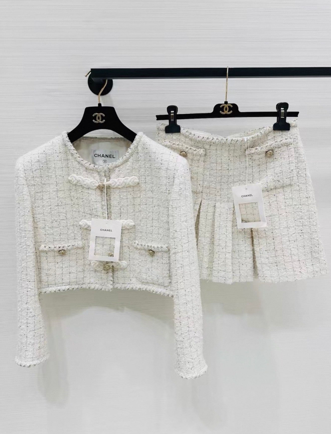 Chanel 25A White écru tweed jacket & skirt set – Wararni.com