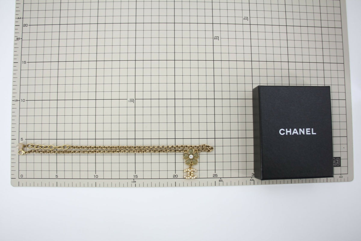 Chanel Vintage 06P Gripoix Green Flower Pendant Gold-Tone Necklace