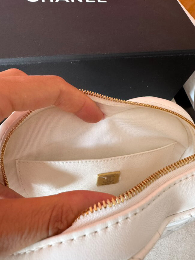 Chanel 22SS White Heart Bag Small size