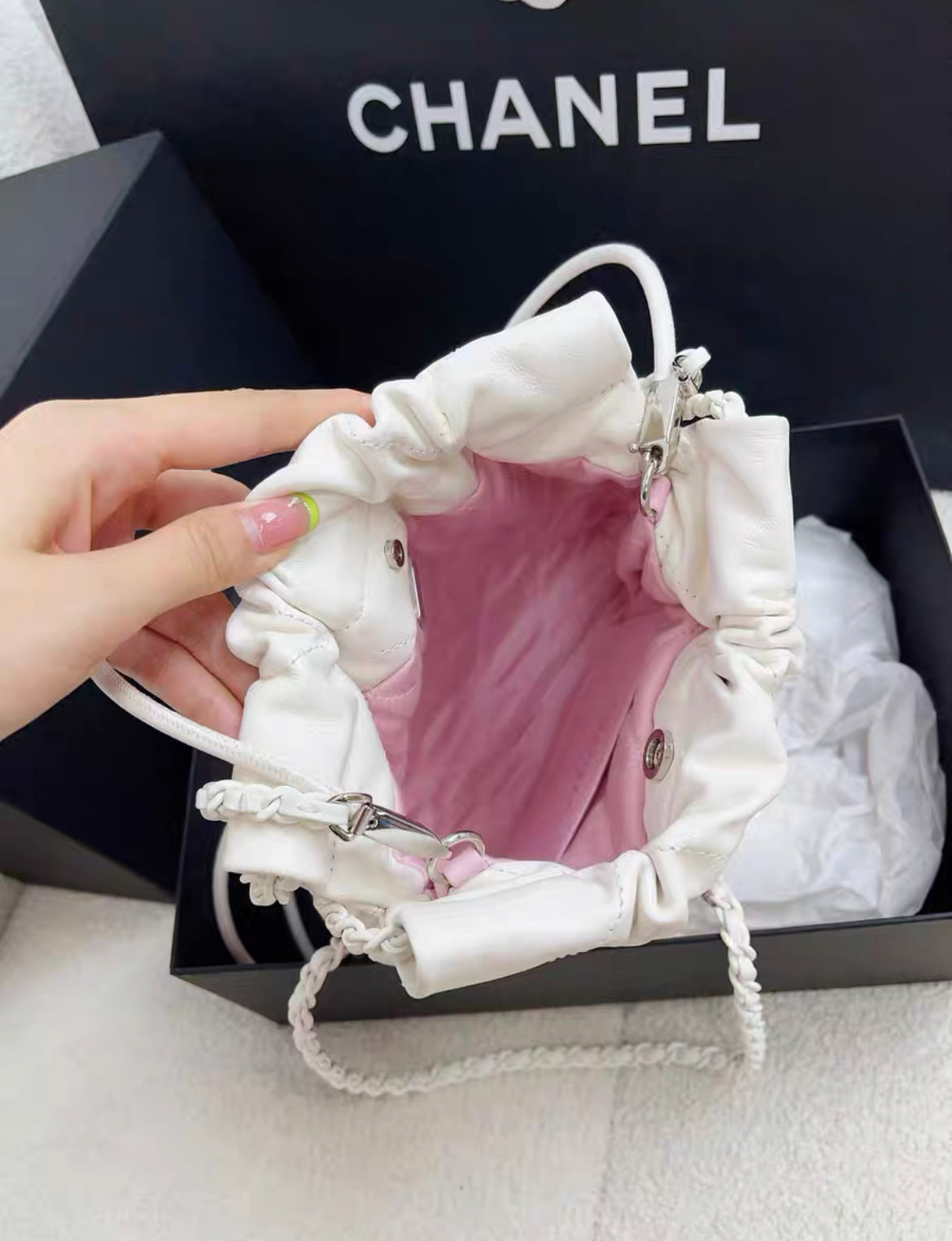 24S Chanel 22 Mini Handbag Patent calf leather with gradient and lacquered metal, White
Light Pink