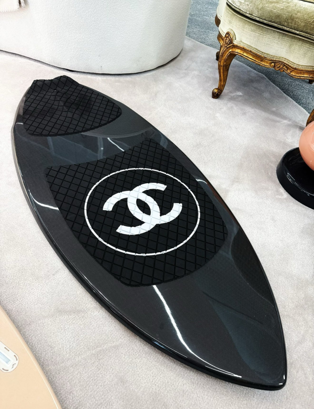 CHANEL ロゴ入りスイムスーツ　ブラック CHANEL Limited Edition Black Surfboard – Wararni.com