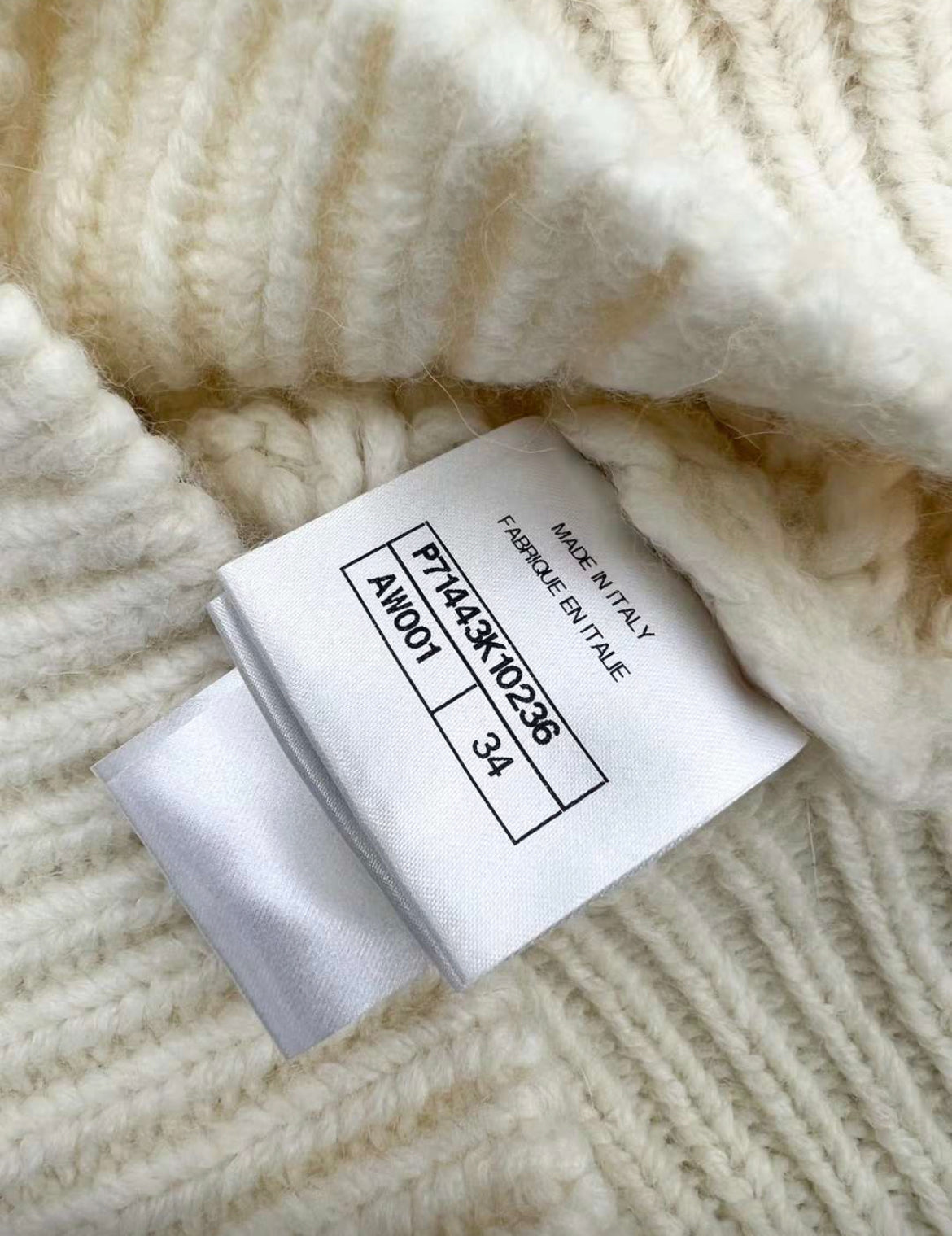 Chanel 21B white knit cardigan size 34. Brand new with tag