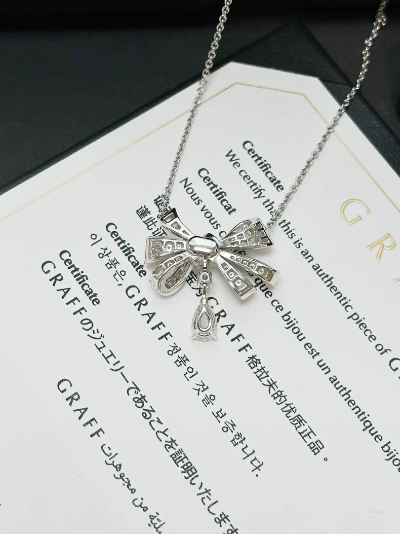 Tilda
s Bow Graff necklace in white gold
diamonds