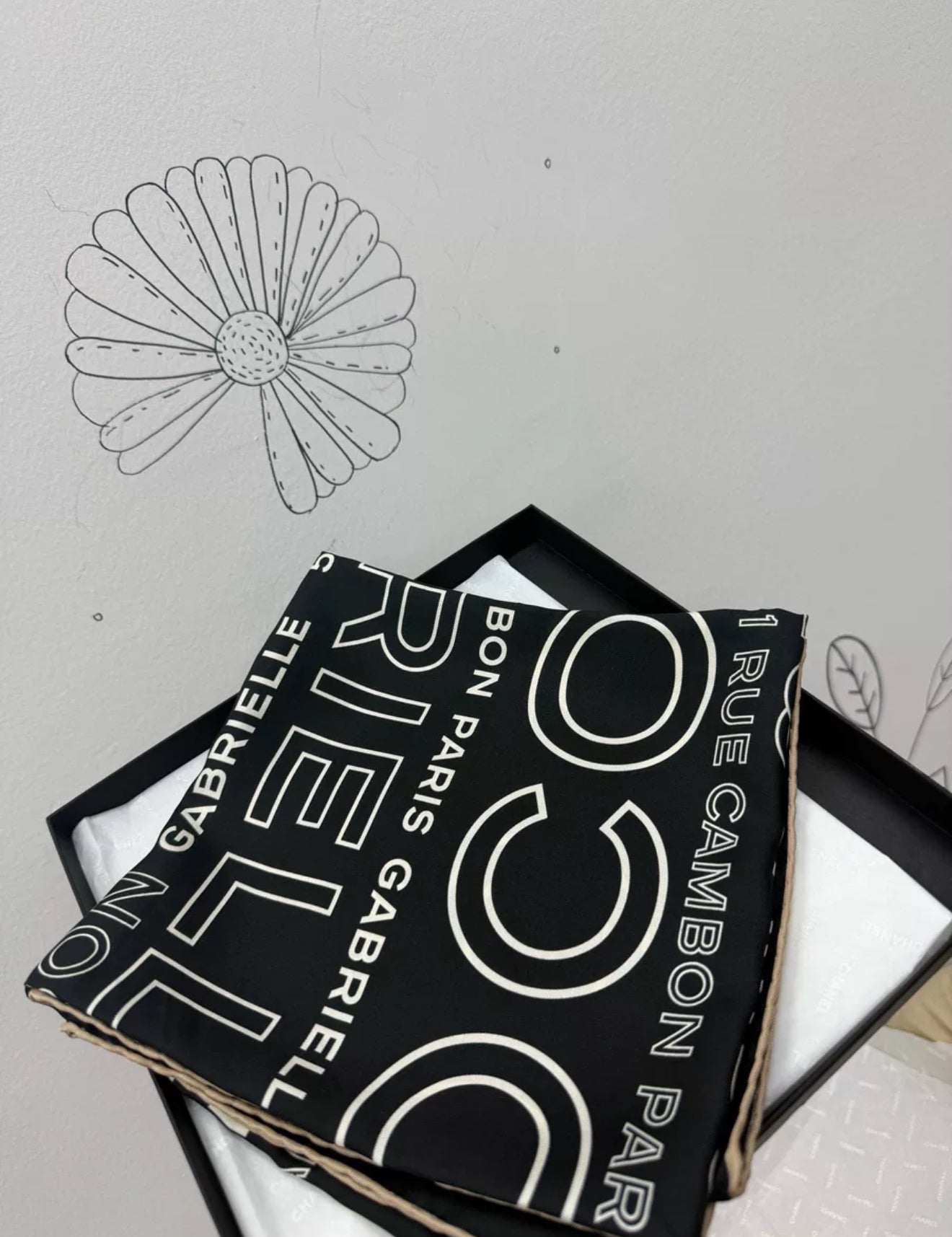 Chanel 25P Black/Ecru COCO scarf