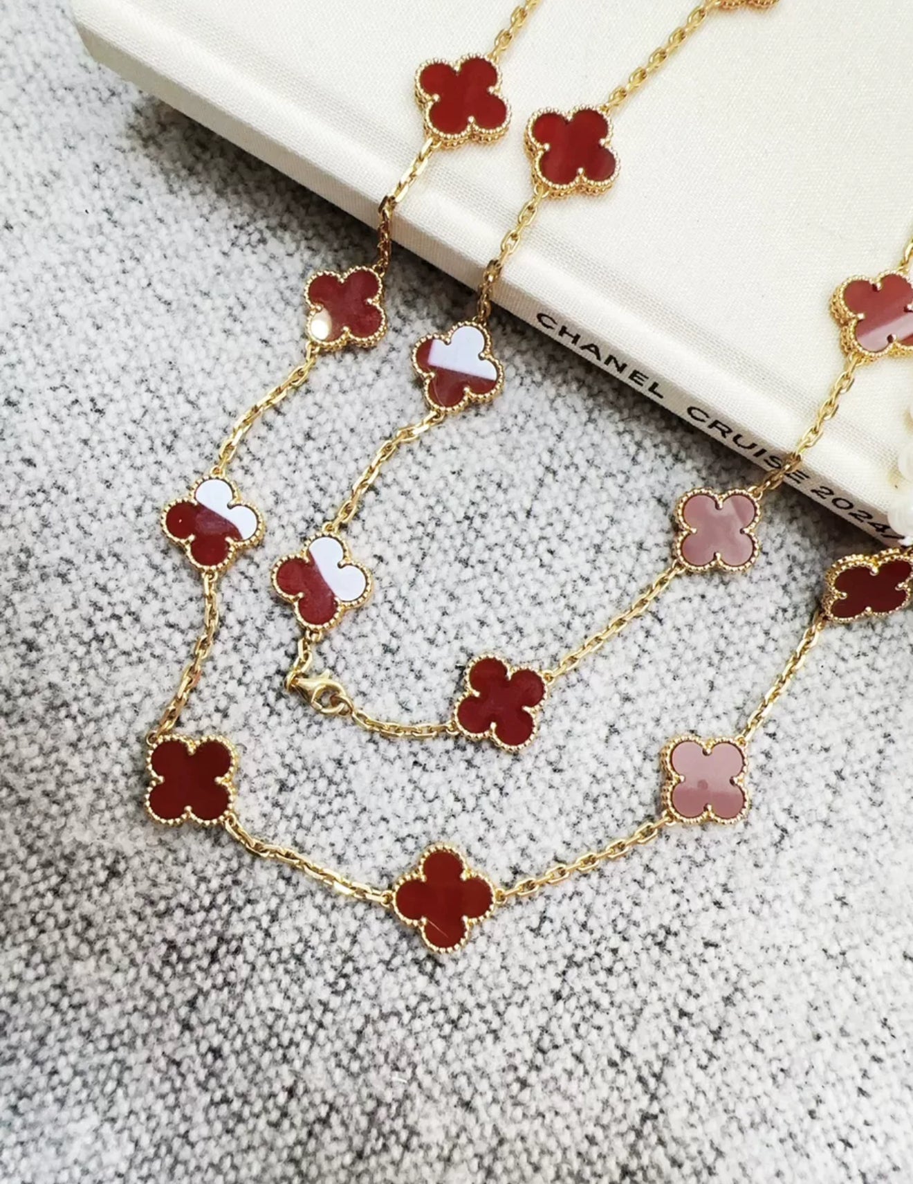 Van Cleef
Arpels Vintage Alhambra long necklace, 20 motifs
18K yellow gold, Carnelian