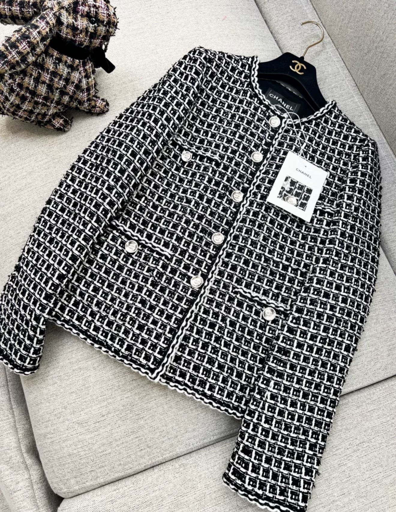 CHANEL ジャケット ホワイト・ブラック Vintage Chanel Jacket in White Tweed with Black trim (1993) — singulié