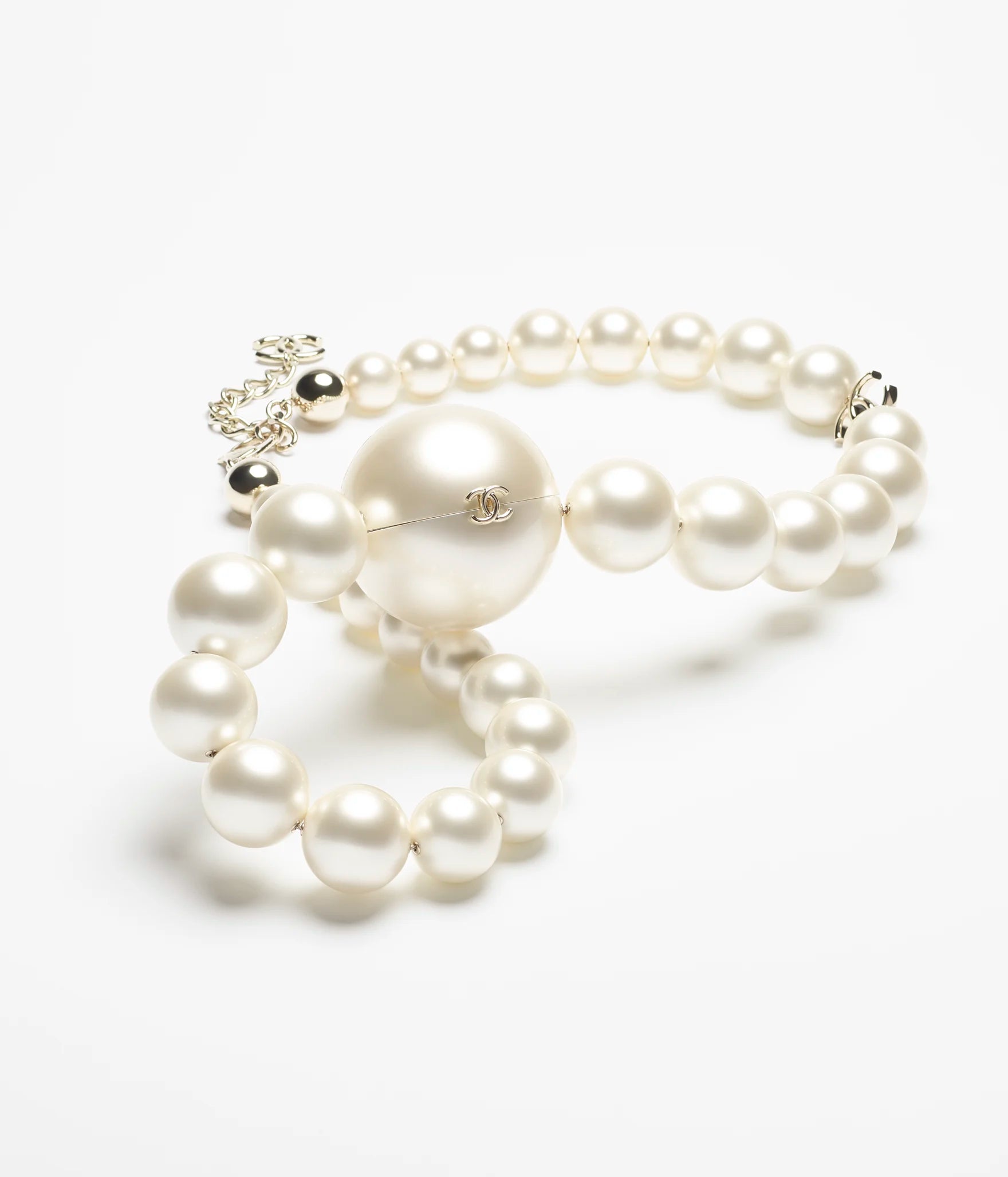 CHANEL FALL-WINTER 2025/26 PEARL NECKLACE MINAUDIERE – Wararni.com