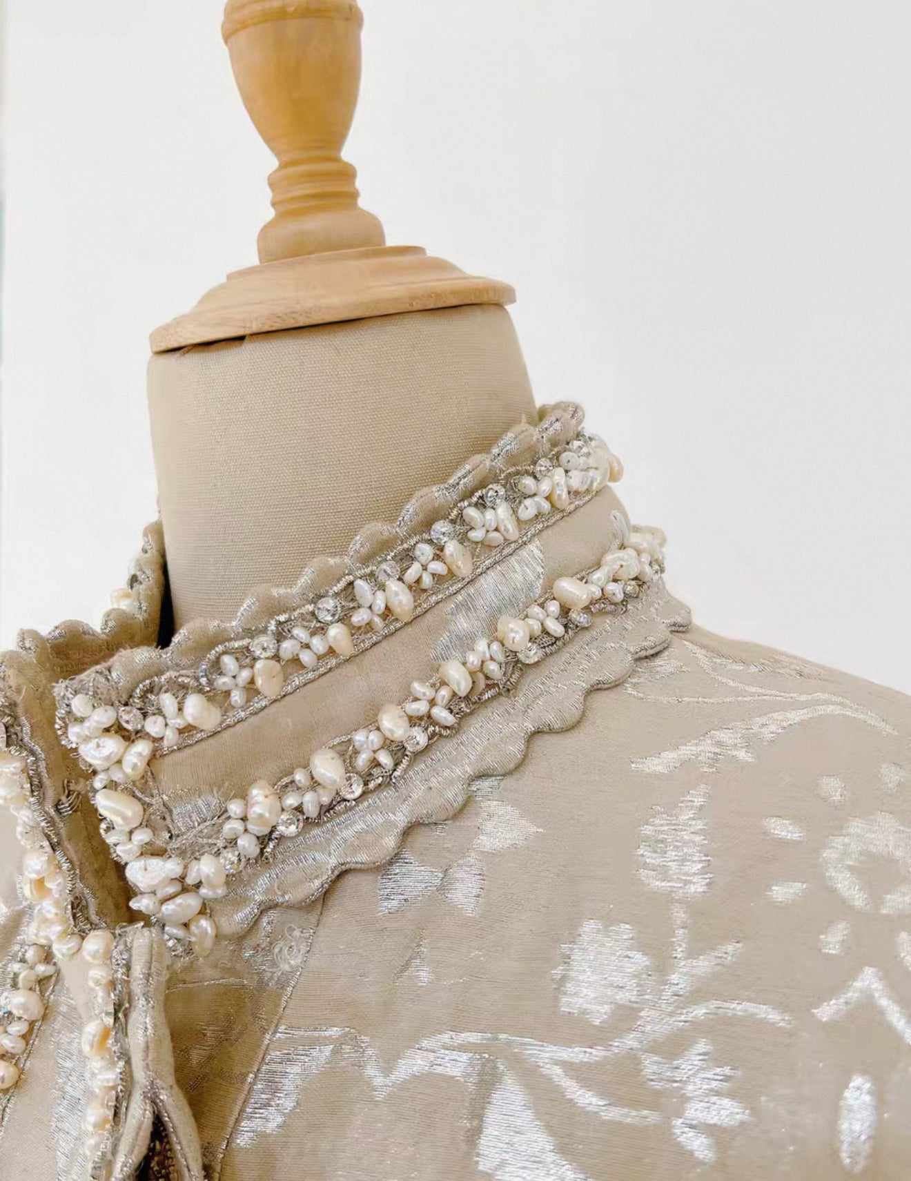 Chanel 2012 Pre-Fall Bombay Métiers d
Art collection pearl jacket