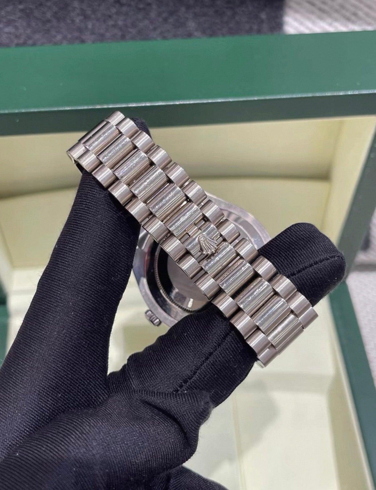 Rolex Day-Date 218399T 18k White gold
pave diamond with green enamel