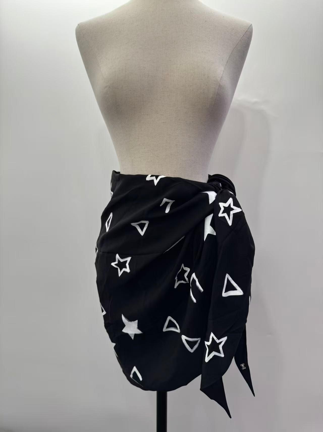 Chanel 22C Black & White printed silk Crepe Pareo skirt