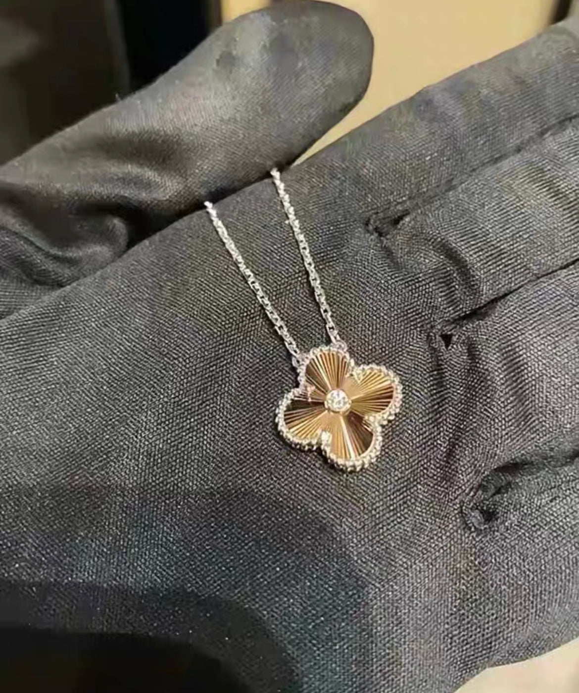 Van Cleef
Arpels Holiday Pendant 2024