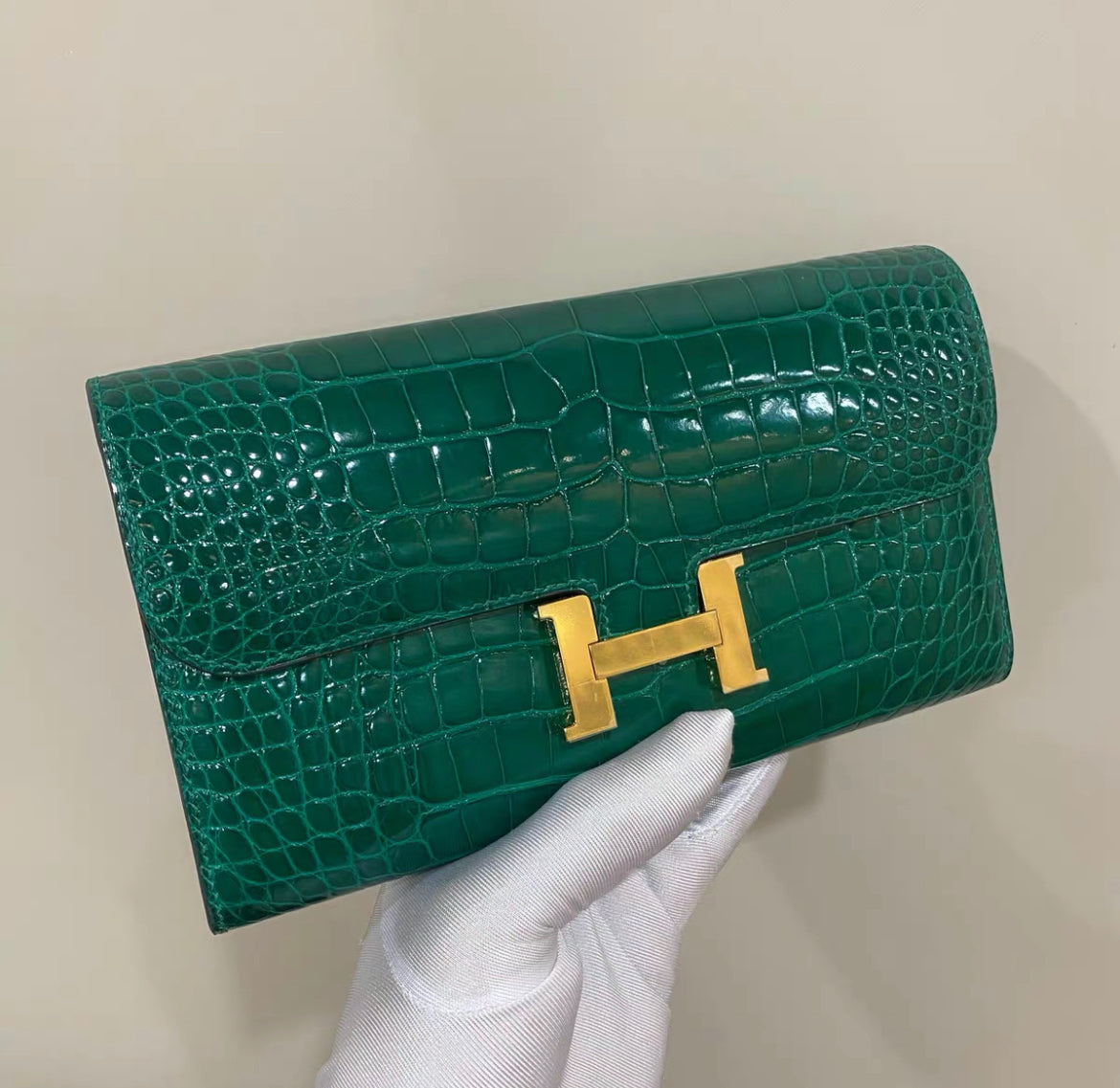 HERMÈS EMERALD GREEN SHINY ALLIGATOR CROCODILE CONSTANCE LONG WALLET C –  Wararni.com