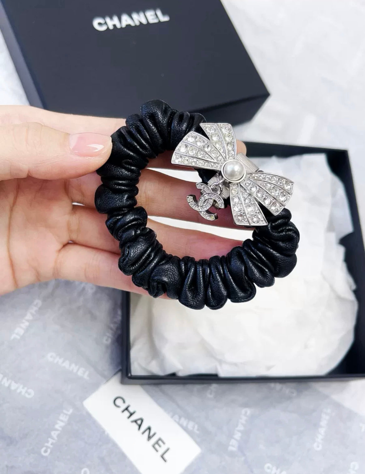Chanel 22P Diamond Bow Double C Black Pleated Hairband – Wararni.com