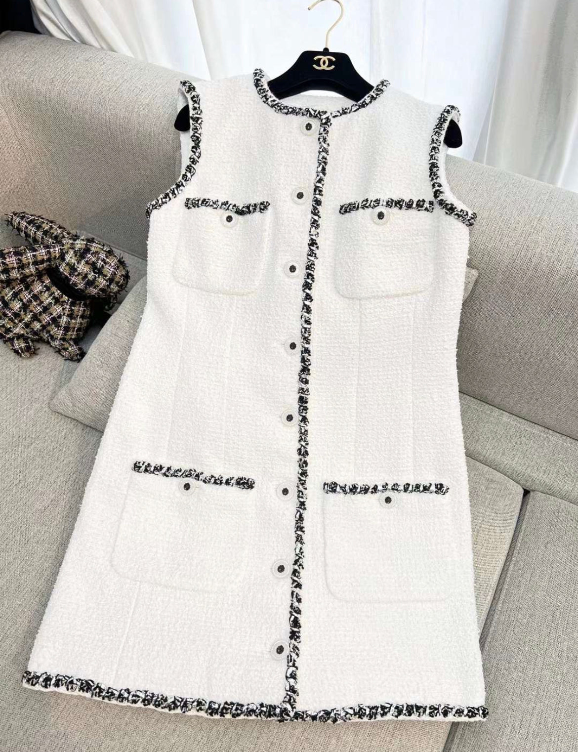 Chanel 22p white four-pocket tweed dress size 38 Chanel 22p white four-pocket tweed dress size 38