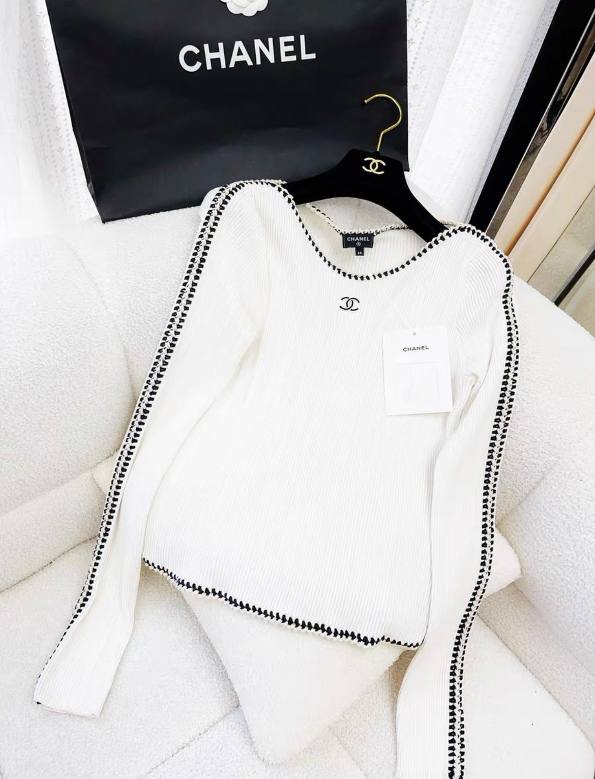 Chanel 22C Ecru & Black Pullover size 38 – Wararni.com