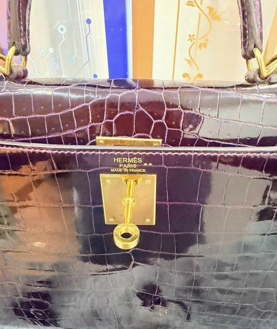 Hermès Kelly 28 Anémone / Raisin Shiny Niloticus Crocodile with Gold Hardware