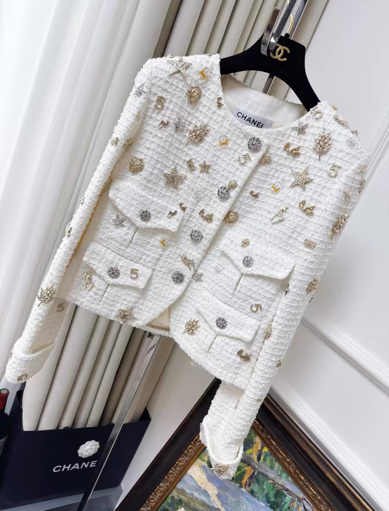 Chanel 22C White tweed jacket decorated with charms – Wararni.com