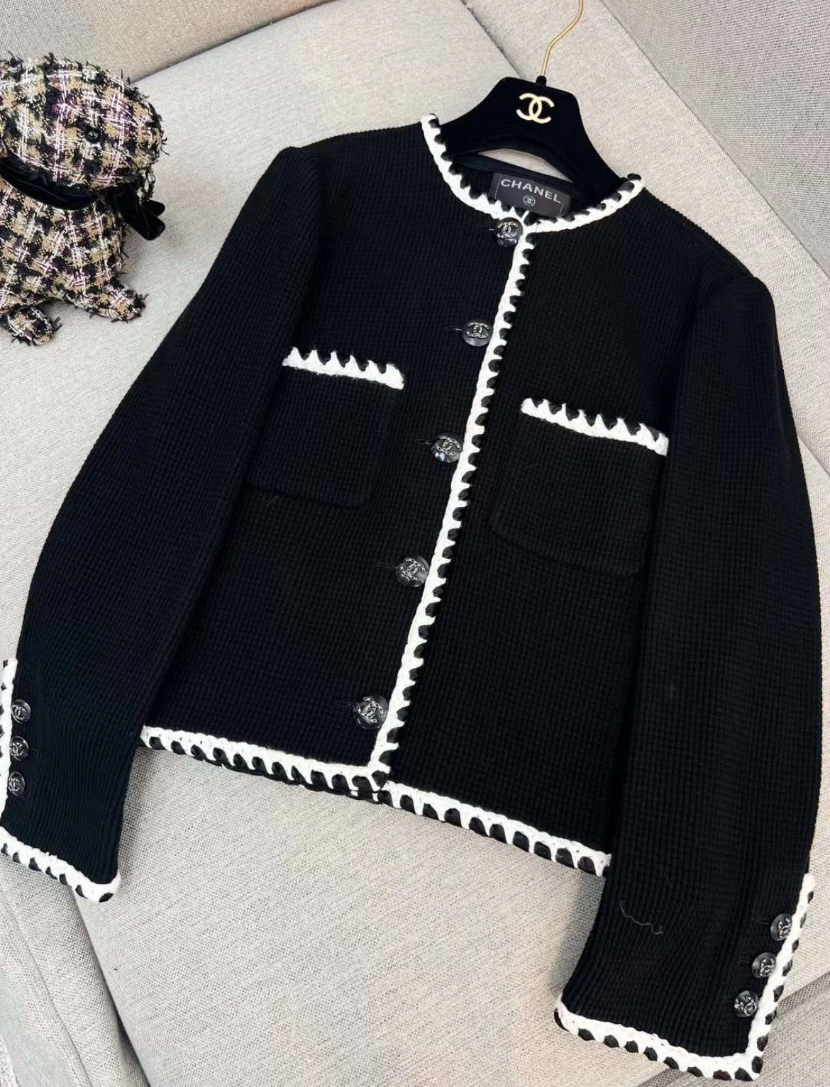 CHANEL 21C ラインストーンココマークボタン ワッフルダブルジャケット Chanel 21C black & white waffle knit jacket size 38 – Wararni.com