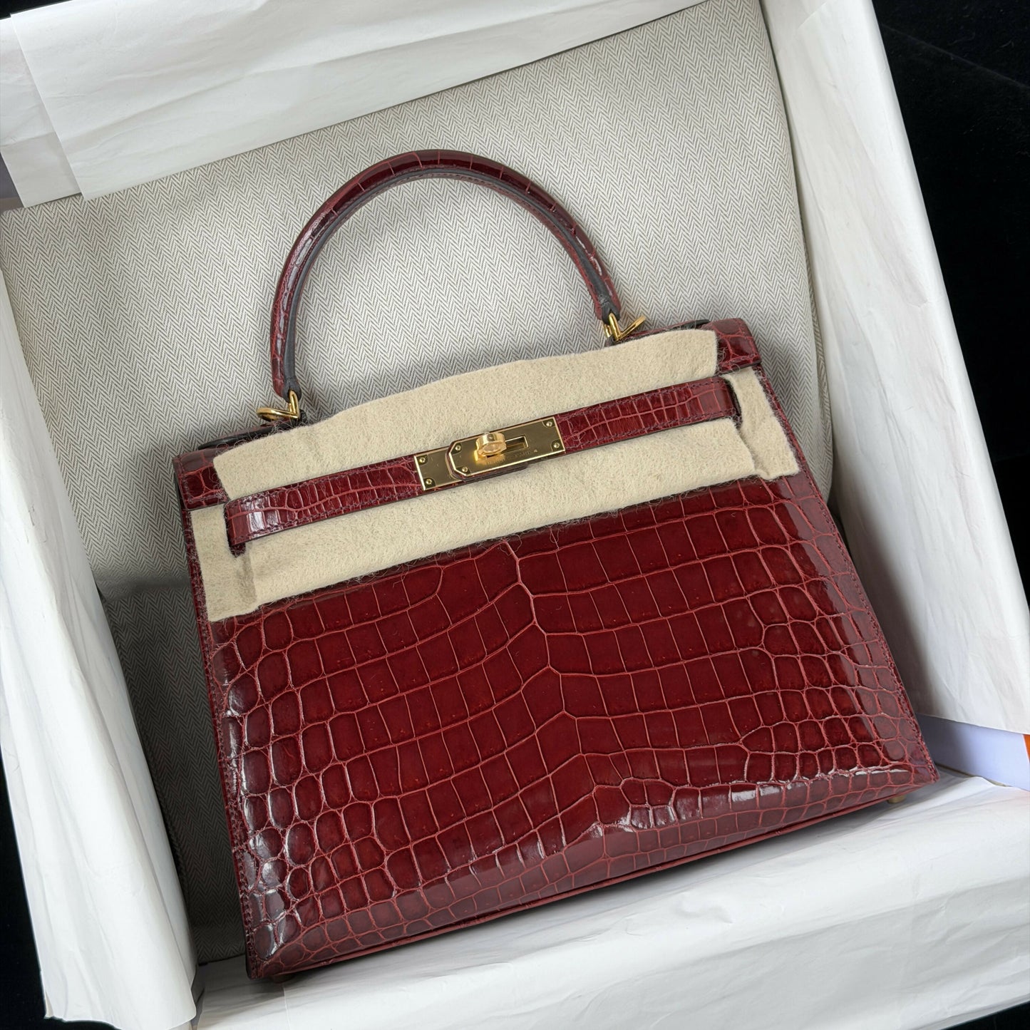 Hermès Kelly 28 Bordeaux Shiny Niloticus Crocodile with Gold Hardware