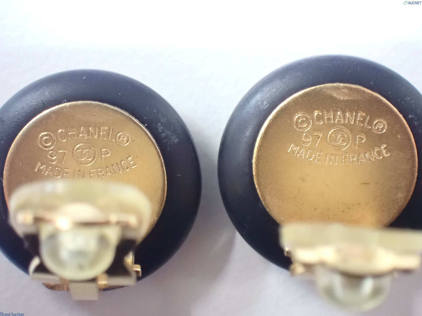 Chanel Vintage 97P Enamel Black & White Round Bean Clip-on Earrings
