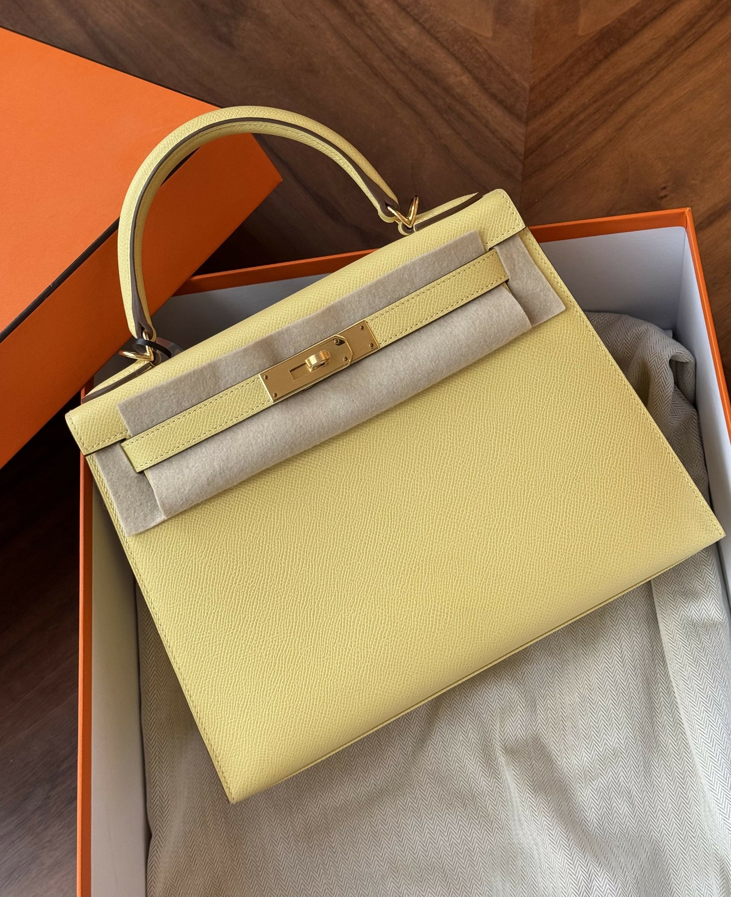 Hermès Kelly Sellier 28 Jaune Poussin Epsom Leather with Gold Hardware