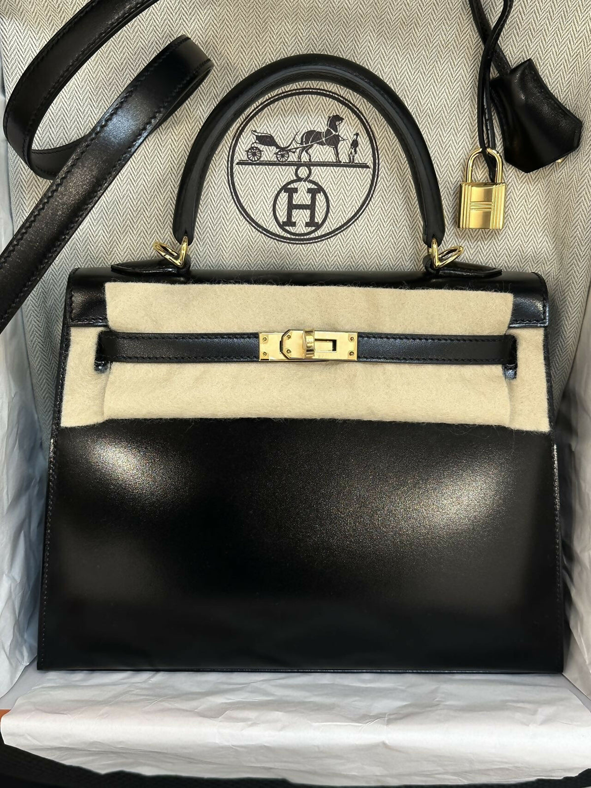 Hermès Kelly 25 Noir / Black Box Calf Leather with Gold Hardware