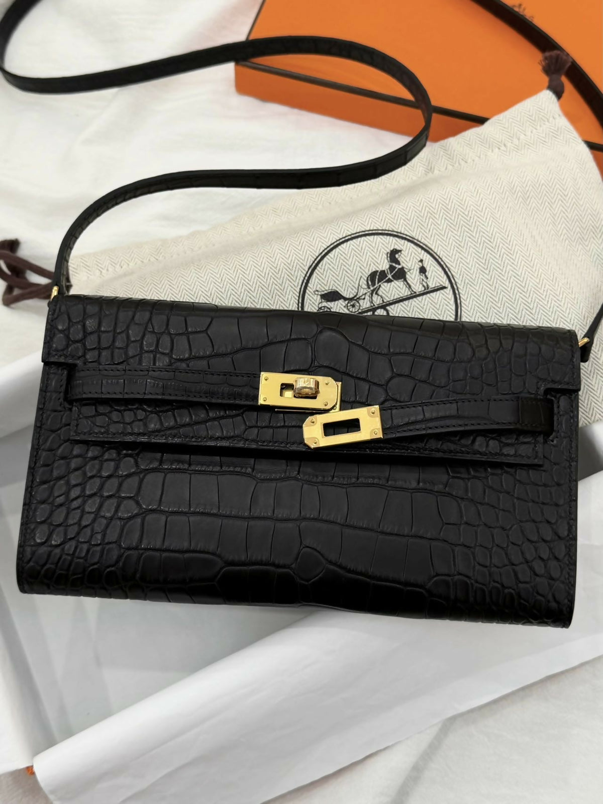 Hermès Kelly To Go Noir / Black Matte Alligator with Gold Hardware
