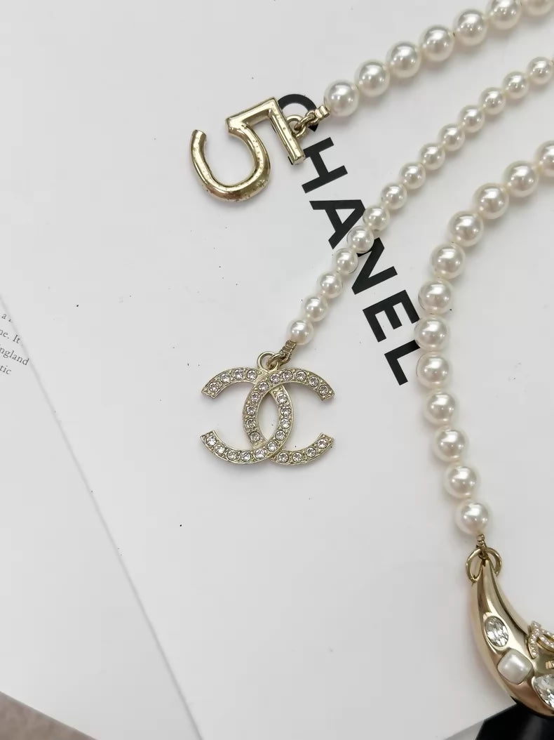 Chanel 21S No. 5 letter sweater pearl necklace