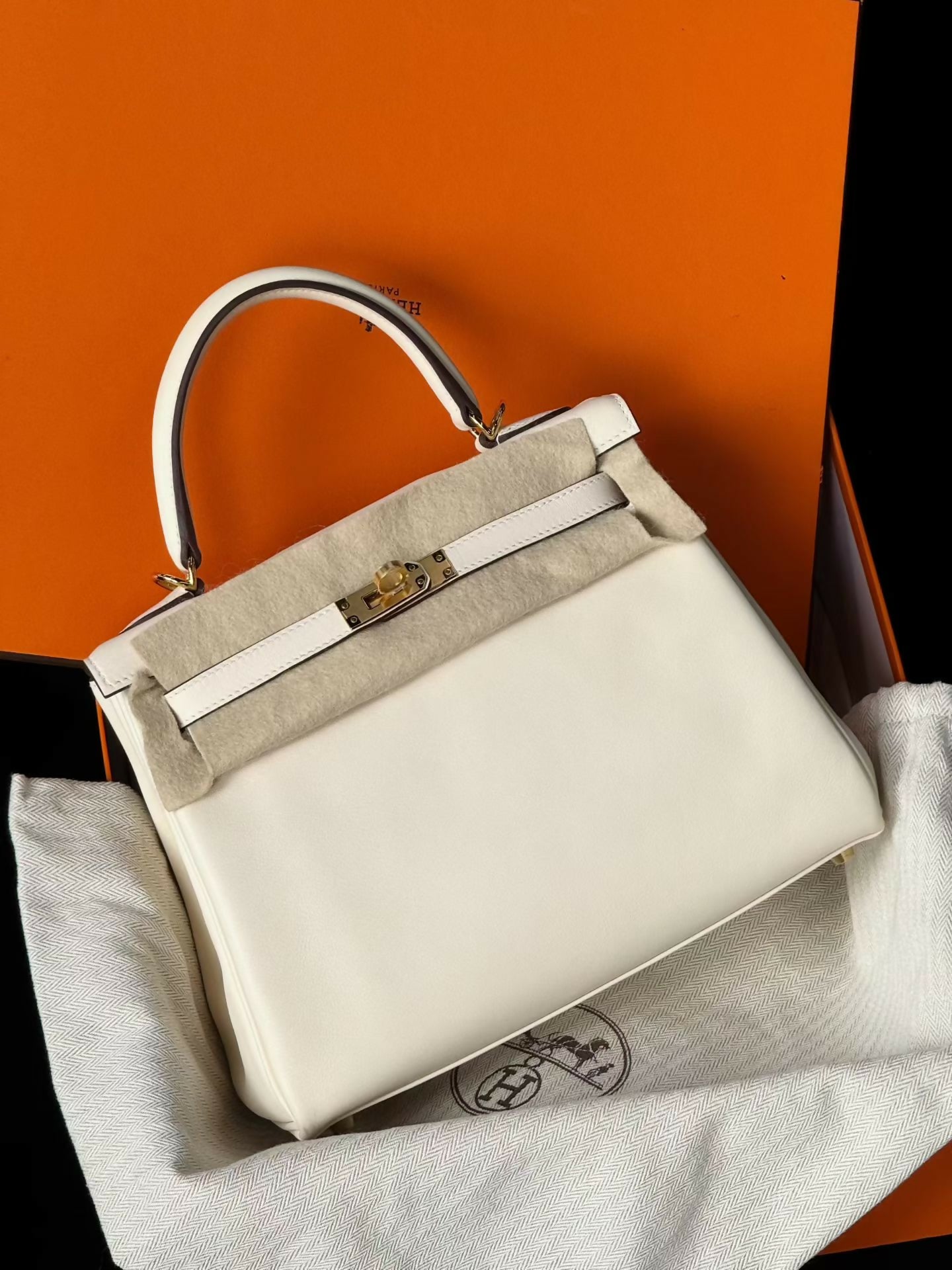 Hermès Kelly 25 Craie Swift Leather with Gold Hardware