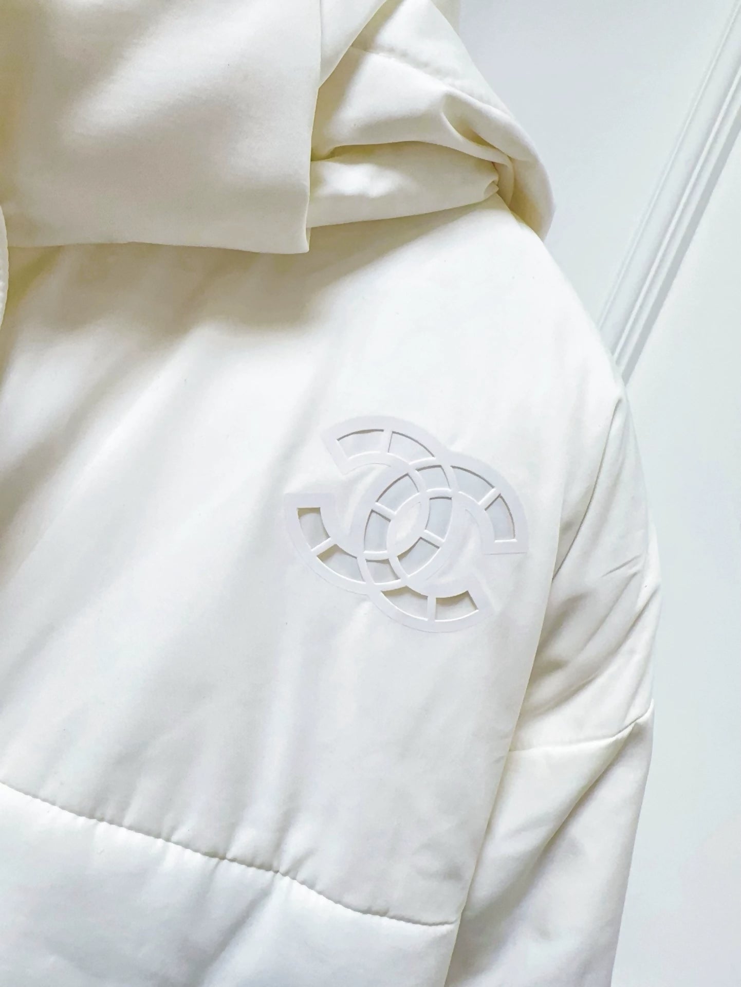 Chanel 21N Coco Neige ski collection white mid-length double C down jacket