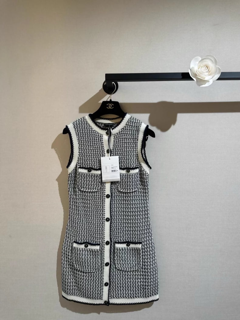 Chanel 2022 Spring/Summer woven black and white color-blocked vest dress.
