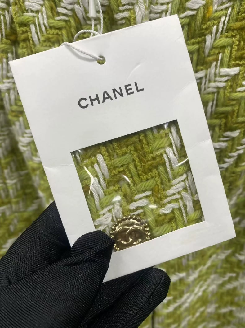 Chanel 22B Yellow-green woven tweed trousers