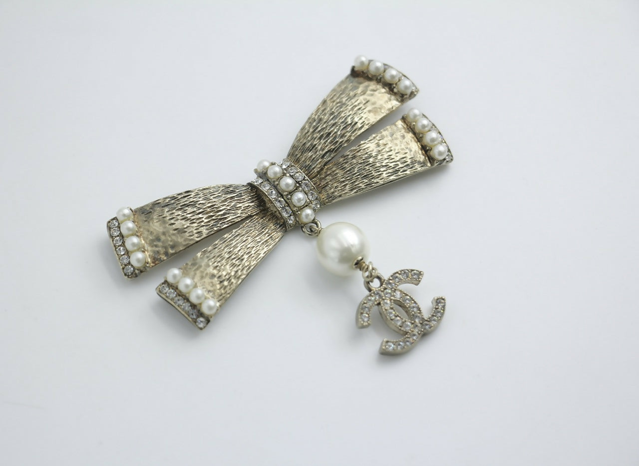 Chanel Vintage 06P Metal Imitation Pearl Bow Brooch – Wararni.com