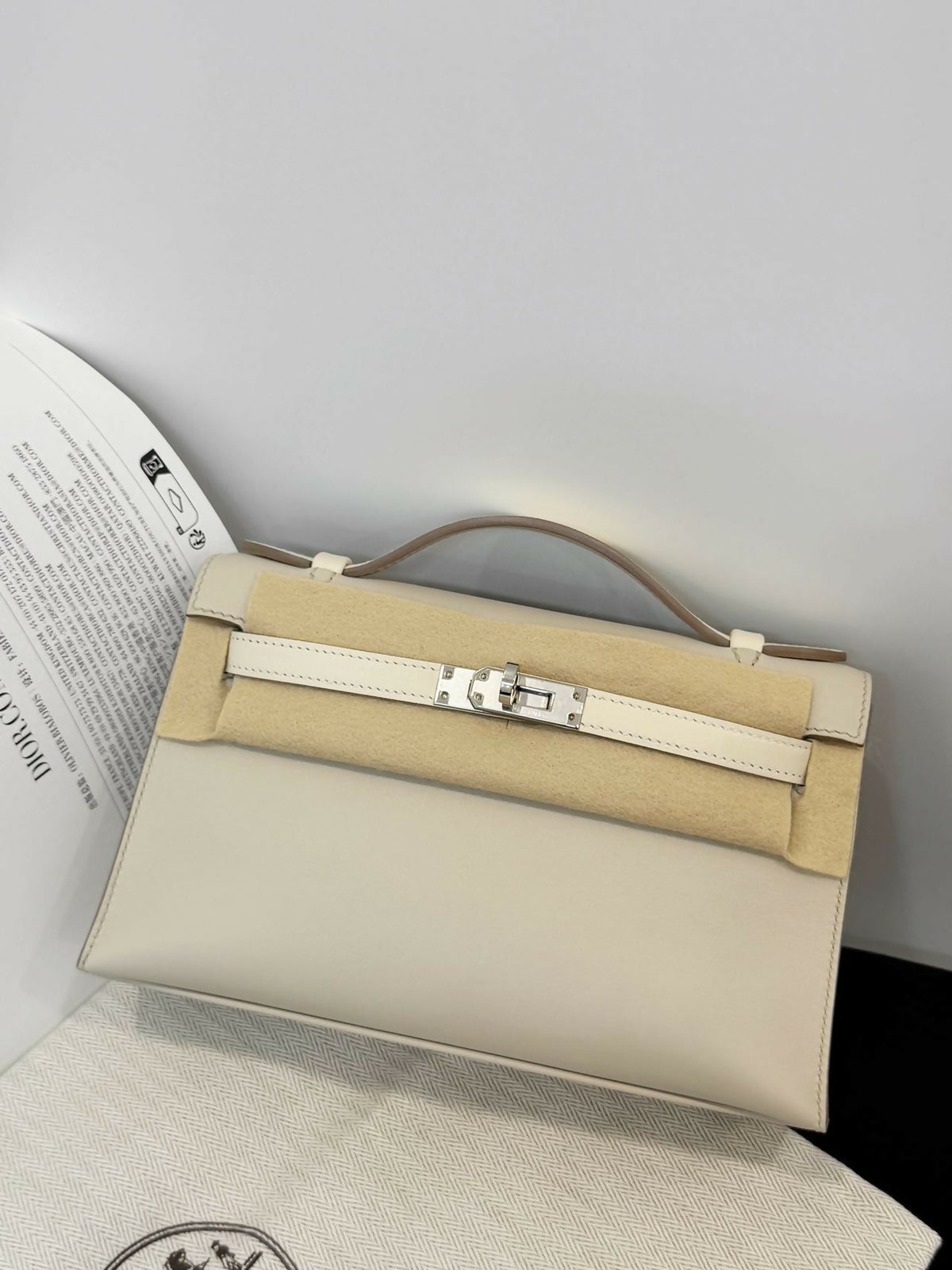 Hermès Kelly pochette Nata / Blanc paired with Craie Swift Leather with Palladium Hardware