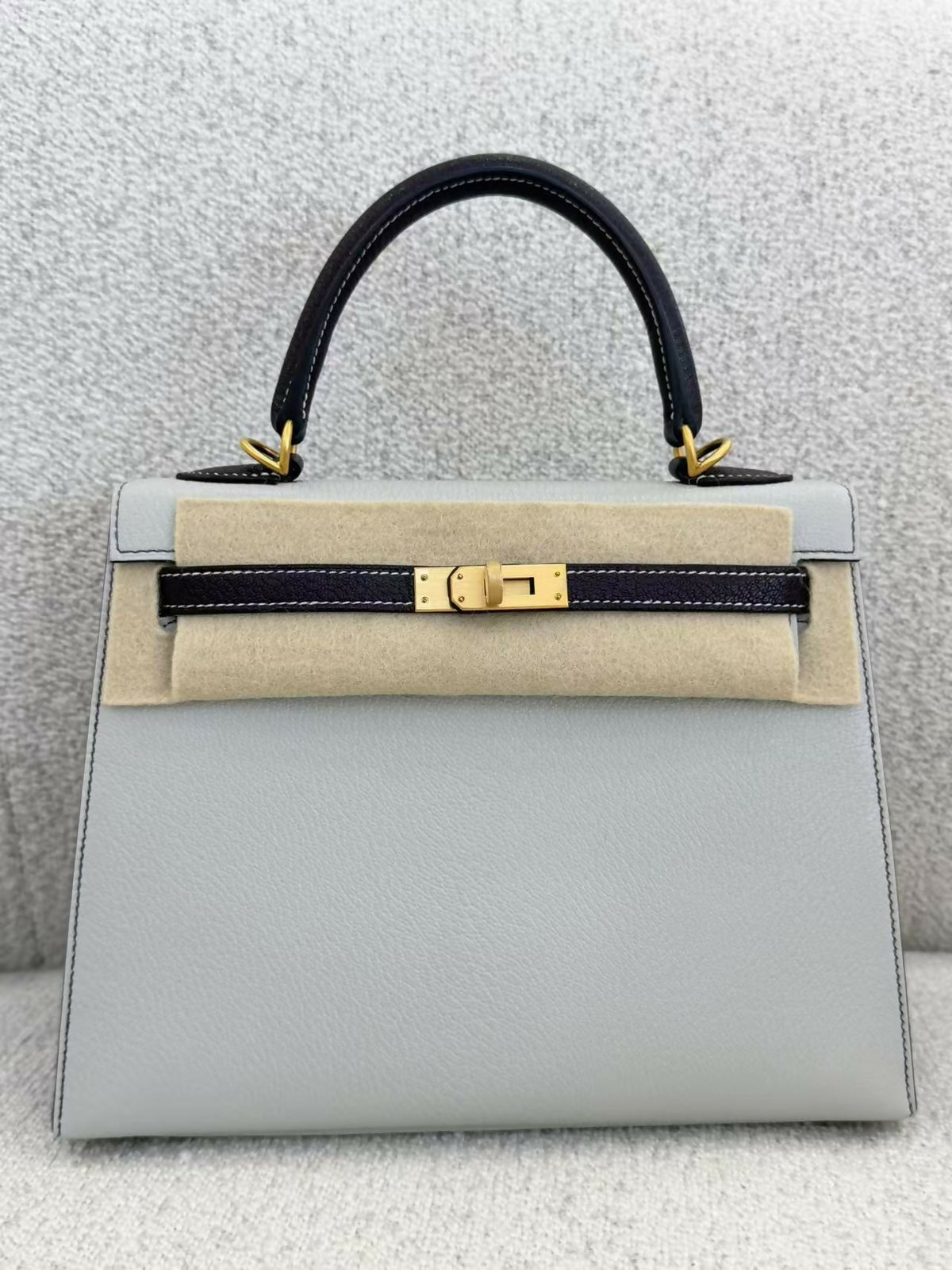 Hermès Kelly 25 Gris Perle paired with Purple Interior Chèvre Leather Brushed Gold Hardware