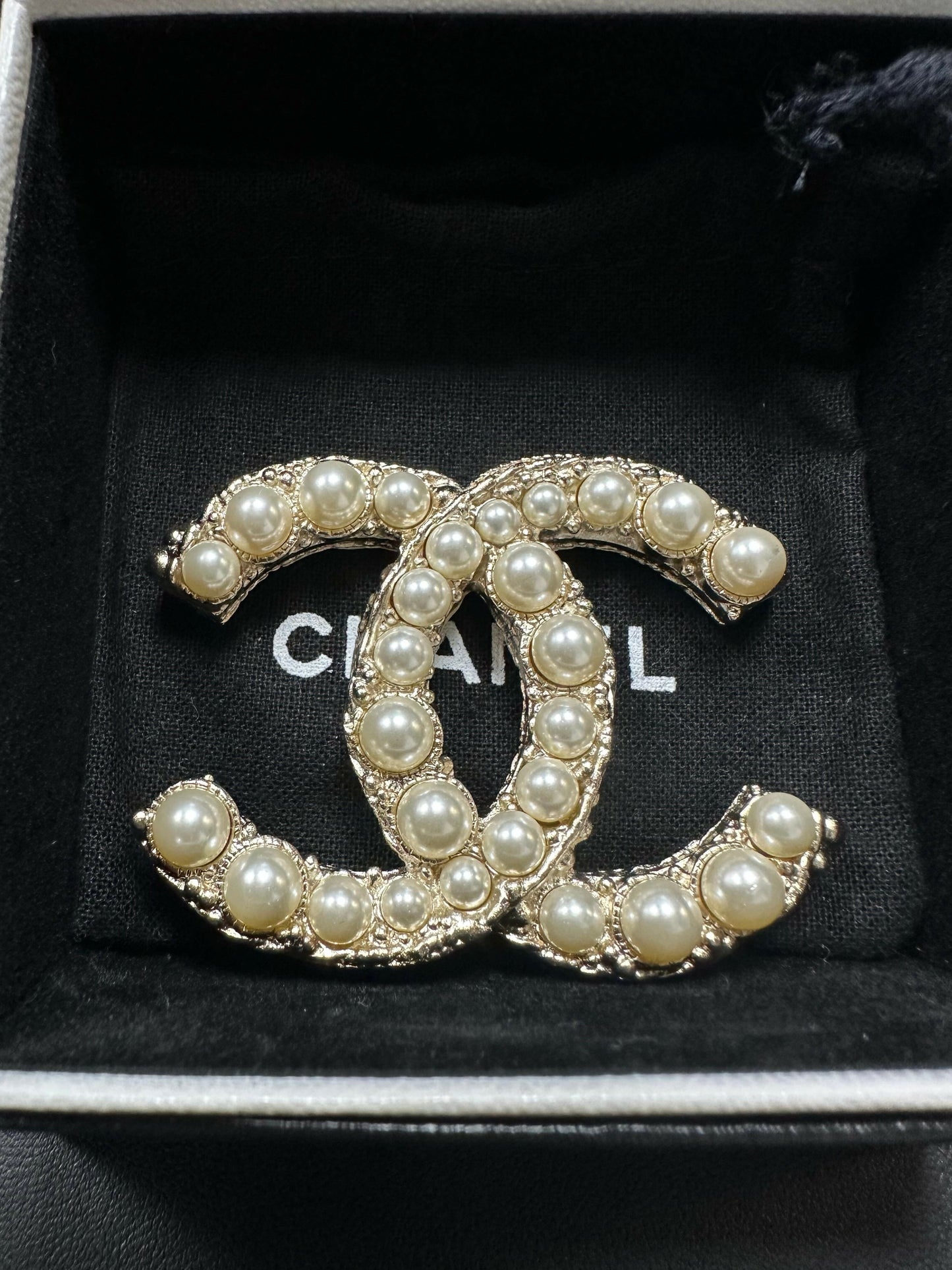 Chanel 2013 Imitation Pearl
Metal CC Brooch