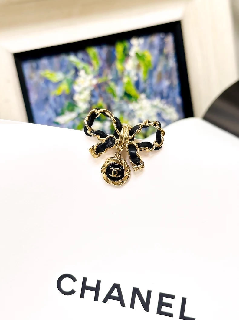Chanel 22A leather-threaded chain bow pendant double C brooch